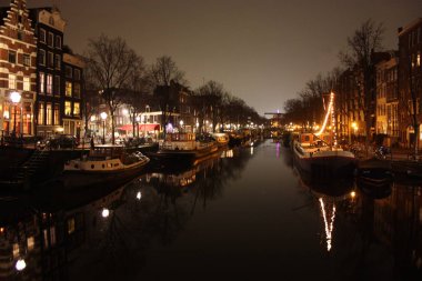 amsterdam'ın ünlü köprü. romantik gece manzarası. biraz sis ve sis sihirli kanal yapar
