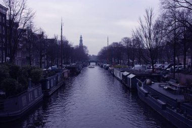 Amsterdam kanalları üzerinden köprüden üzerinde garip görünümü