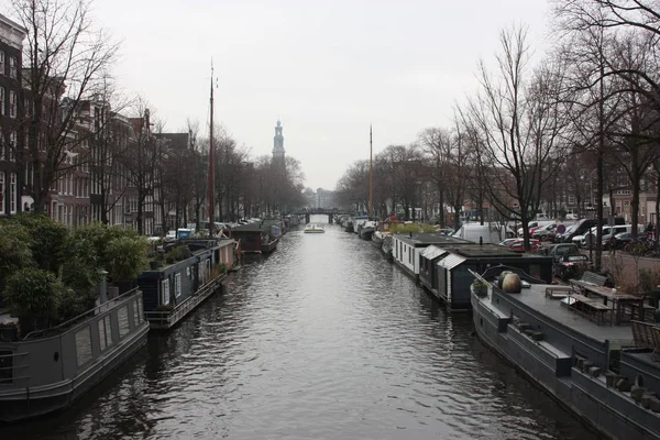 Strana vista su uno dei ponti sui canali di Amsterdam — Foto Stock