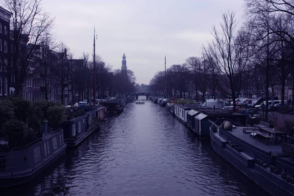 Странный вид на один из мостов через каналы Амстердама — стоковое фото