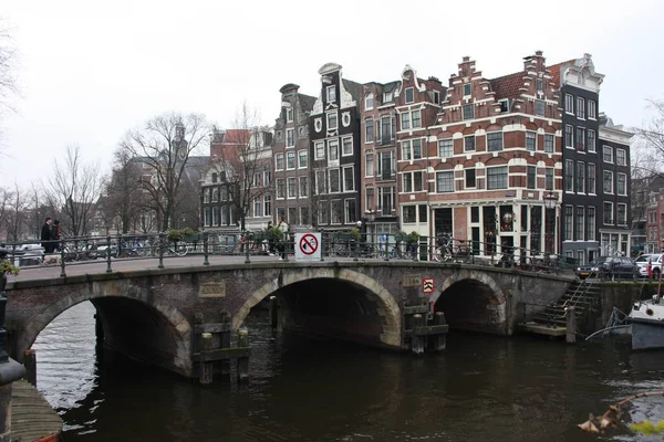 Brug over een Amsterdamse gracht in Holland — Stockfoto