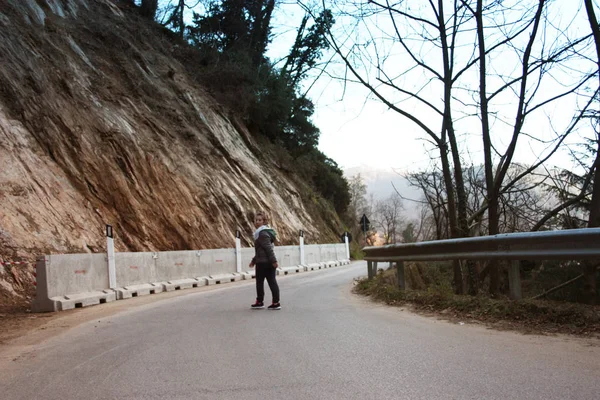 Chica paseado divertido en un país carretera —  Fotos de Stock