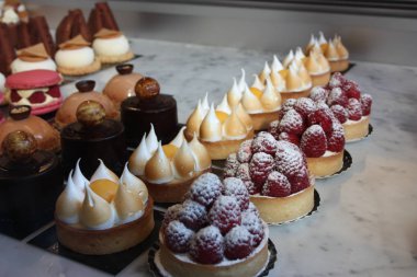 alacalı kurabiye kek. böreği hamur. çilek ve krema şeker veya meringues diğer meyve ile süslenmiş.