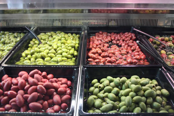 Aceitunas de cosecha propia. cuatro tipos diferentes, verde claro, oscuro, rojo, expuesto al mercado para la venta de personas codiciosas —  Fotos de Stock