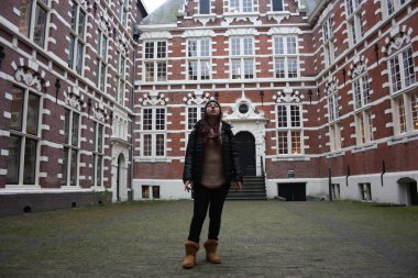 Genç turist kız tarafından Amsterdam Üniversitesi iç avlu cazibesini hayran