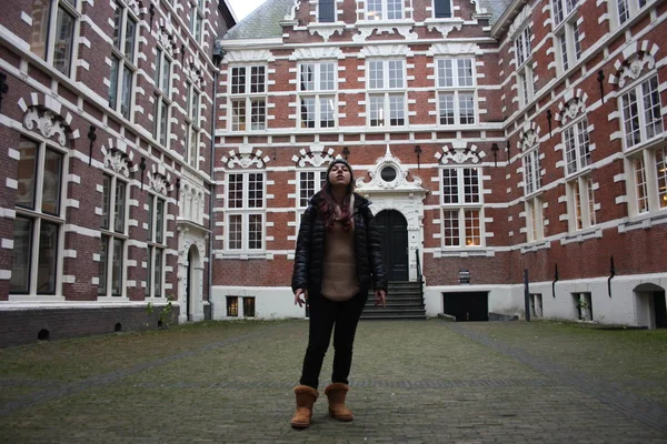 Genç turist kız tarafından Amsterdam Üniversitesi iç avlu cazibesini hayran