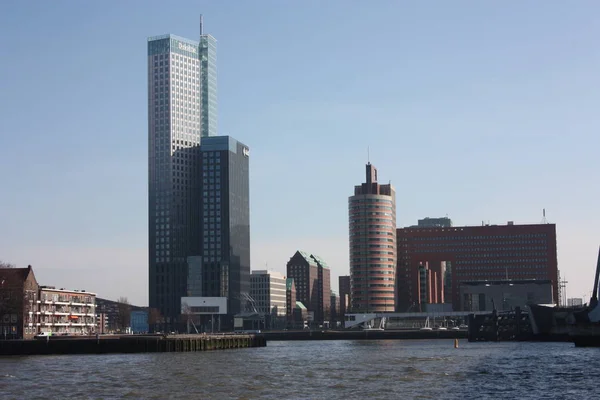 Los edificios modernos y rascacielos de Rotterdam en un día fresco de primavera — Foto de Stock