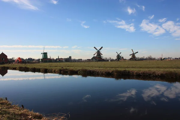 Molino de viento antiguo holandés construido de madera. estructura típica de los Países Bajos. herramientas de trabajo antiguas en el río en el pueblo de Zaanse Schans — Foto de Stock