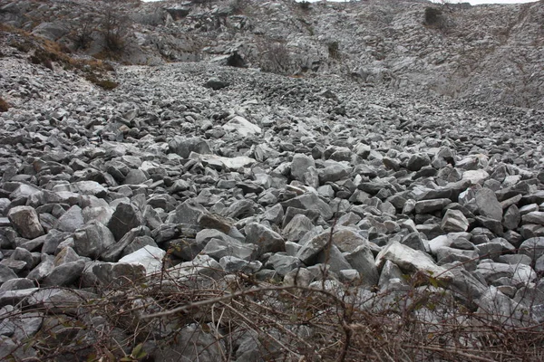 Peligroso y empinado deslizamiento de rocas y cantos rodados en los Alpes Apuanos toscanos — Foto de Stock