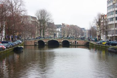 Amsterdam şehir bahar erken sahne. Tarafından ünlü Hollandalı kanallarında tekne turları. Cityscape ile kanal evleri Hollanda, Hollanda