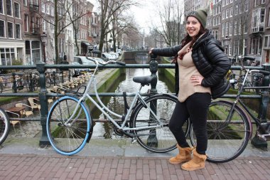 Amsterdam şehir zevk Gezgin kız portresi. Genç kadın panoramik afiş görünümünü Amsterdam kanal,