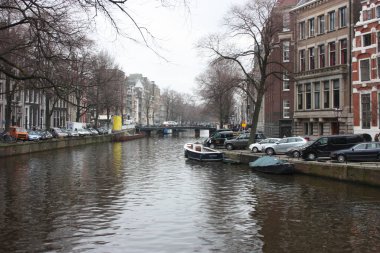 Amsterdam şehir bahar erken sahne. Tarafından ünlü Hollandalı kanallarında tekne turları. Cityscape ile kanal evleri Hollanda, Hollanda