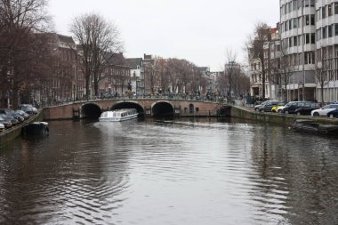 Amsterdam şehir bahar erken sahne. Tarafından ünlü Hollandalı kanallarında tekne turları. Cityscape ile kanal evleri Hollanda, Hollanda
