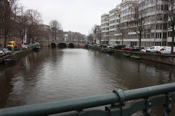 Przedwiośnie scena w Amsterdam city. Wycieczki łodzią na słynnych kanałów Holandii. Gród z budynków w Holandii — Zdjęcie stockowe