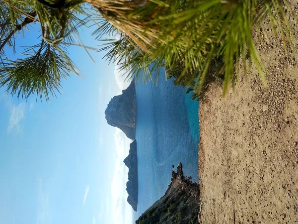 Ibiza und seine Wunder. das kristallblaue meer, die insel es vedra von den klippen der cala d 'hort aus gesehen an einem blauen sommertag — Stockfoto