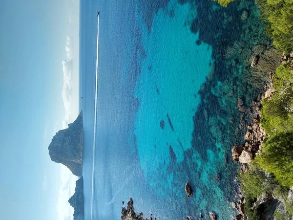 Hermoso panorama del islote de Es Vedra sobre el acantilado de Cala D 'Hort en Ibiza, Pitiusa Isla de las Baleares —  Fotos de Stock