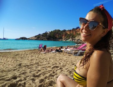 bir mayo ya da bikini kız. kişi Cala D'hort kumlu plaj İbiza yaz sezonunda sahiptir. Tatil geçirmek için turistik yerler