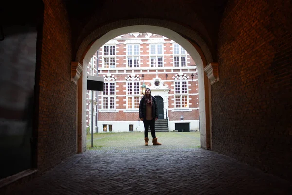 Traditional inner courtyard surrounded by tall and old red brick walls. old building, vintage Dutch style. fascinating amsterdam building used as a university — Stock Photo, Image