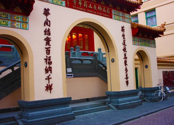 Gebäude, das als religiöses Gebäude genutzt wird. Haupteingang eines chinesischen buddhistischen Tempels, der direkt an einer der Chinatown-Straßen in den Niederlanden erbaut wurde. — Stockfoto