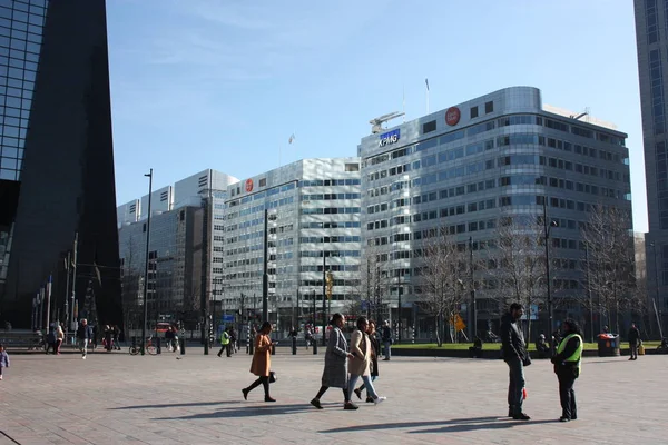 Een reis naar Nederland op een mooie zonnige dag. Loop op het plein van Rotterdam Centraal Station bewonderen de blauwe lucht en geometrische constructies en hoge gebouwen — Stockfoto