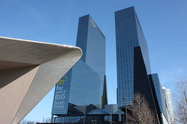 Un viaje a Holanda en un hermoso día soleado. Camine por la plaza de la estación central de Rotterdam admirando el cielo azul y las construcciones geométricas y edificios altos —  Fotos de Stock