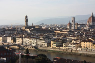 Floransa, Toskana başkenti, küçük bir tepenin tepesinde görülen şehir çatıları Panoraması.