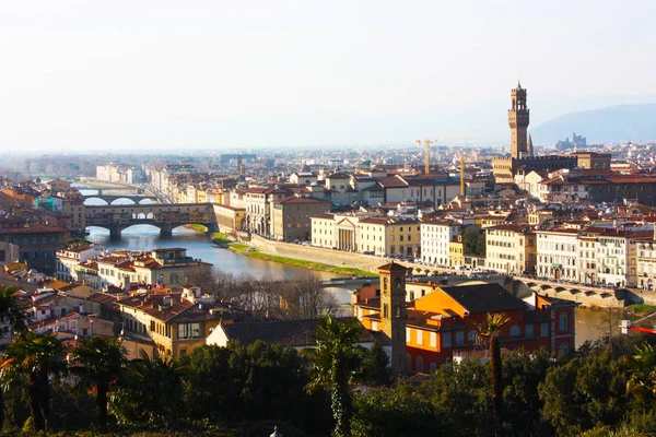 Panorama dos telhados da cidade de Florença, a capital toscana, vista do topo de uma pequena colina . — Fotografia de Stock