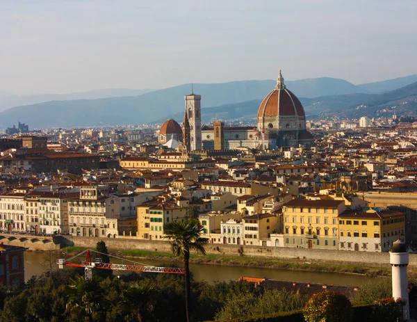 Panorama dos telhados da cidade de Florença, a capital toscana, vista do topo de uma pequena colina . — Fotografia de Stock