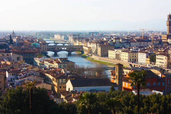 Panorama dos telhados da cidade de Florença, a capital toscana, vista do topo de uma pequena colina . — Fotografia de Stock