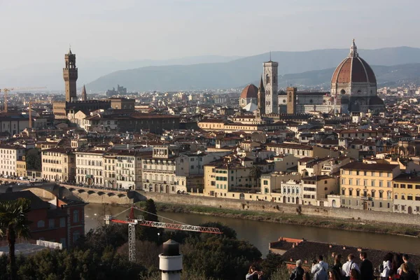 Panorama dos telhados da cidade de Florença, a capital toscana, vista do topo de uma pequena colina . — Fotografia de Stock