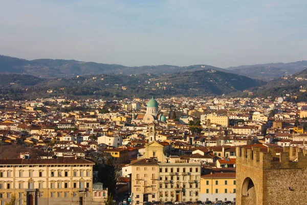 Panorama dos telhados da cidade de Florença, a capital toscana, vista do topo de uma pequena colina . — Fotografia de Stock