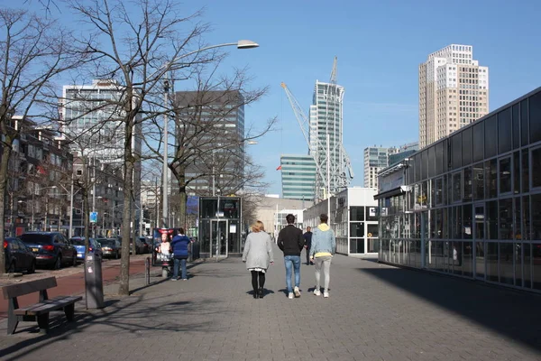 Edificios, palacios y construcciones modernas en las animadas calles de la ciudad metropolitana de Rotterdam — Foto de Stock