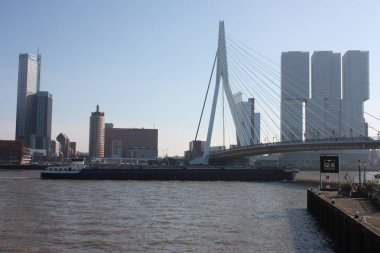 köprüler ve gökdelenler arasında, modern ve fütüristik mimari şehir Rotterdam keşfetmek için bir yolculuk