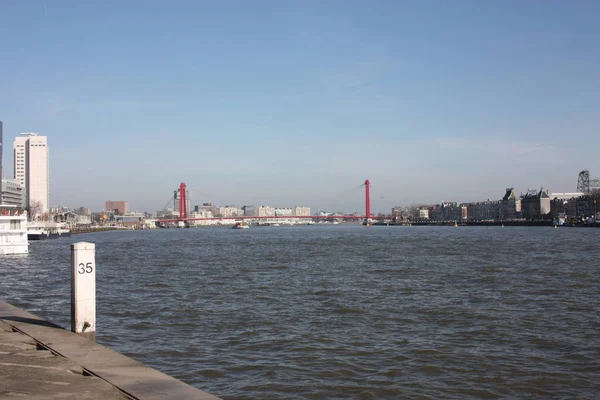 Un voyage à la découverte de la ville architecturale moderne et futuriste de Rotterdam, entre ponts et gratte-ciel — Photo