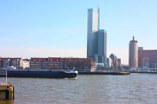 Un viaje para descubrir la ciudad arquitectónica moderna y futurista de Rotterdam, entre puentes y rascacielos — Foto de Stock