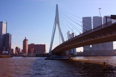 köprüler ve gökdelenler arasında, modern ve fütüristik mimari şehir Rotterdam keşfetmek için bir yolculuk