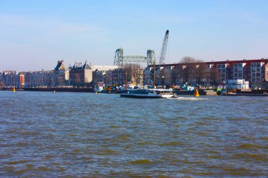 köprüler ve gökdelenler arasında, modern ve fütüristik mimari şehir Rotterdam keşfetmek için bir yolculuk