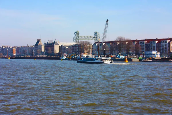 köprüler ve gökdelenler arasında, modern ve fütüristik mimari şehir Rotterdam keşfetmek için bir yolculuk