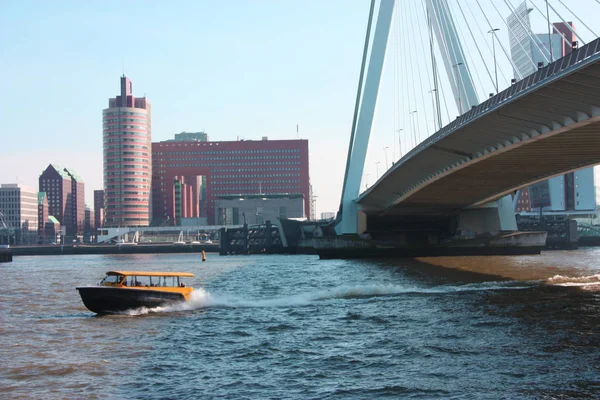 Cesta k objevování moderního a futuristického architektonického města Rotterdamu mezi mosty a mrakodrapy — Stock fotografie