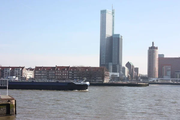 Eine reise zur entdeckung der modernen und futuristischen architektonischen stadt rotterdam, zwischen brücken und hochhäusern — Stockfoto