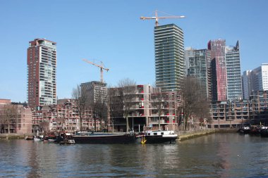 Güneşli bir bahar gününde Rotterdam modern ve turistik liman. Metropolde tekneler, gemiler ve balıkçı tekneleri sabah işe hazır uyanmak.