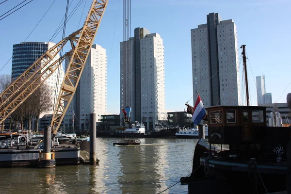 Il moderno e turistico porto di Rotterdam in una soleggiata giornata primaverile. Nelle metropoli barche, navi e pescherecci si svegliano al mattino pronti per il lavoro . — Foto Stock