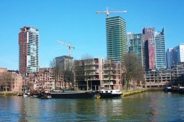 Güneşli bir bahar gününde Rotterdam modern ve turistik liman. Metropolde tekneler, gemiler ve balıkçı tekneleri sabah işe hazır uyanmak.