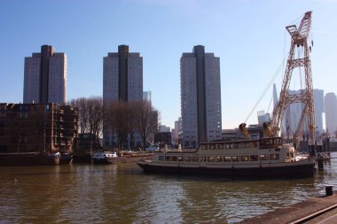 Güneşli bir bahar gününde Rotterdam modern ve turistik liman. Metropolde tekneler, gemiler ve balıkçı tekneleri sabah işe hazır uyanmak.