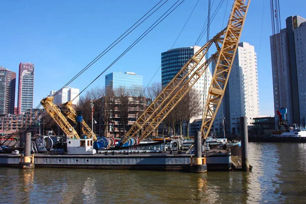 Il moderno e turistico porto di Rotterdam in una soleggiata giornata primaverile. Nelle metropoli barche, navi e pescherecci si svegliano al mattino pronti per il lavoro . — Foto Stock