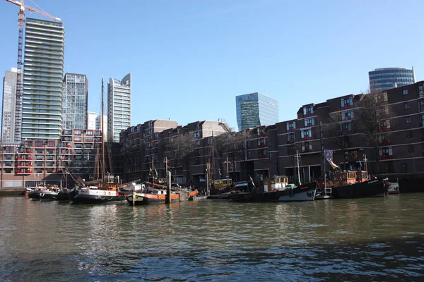Порт Роттердама, корабли и лодки пришвартованы, голландский туризм — стоковое фото