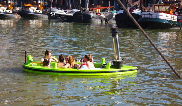 Piscina galleggiante nell'acqua del fiume o del canale del porto di Rotterdam. Giovani studenti olandesi si divertono e trascorrono del tempo galleggiando e bivaccando con gioia — Foto Stock
