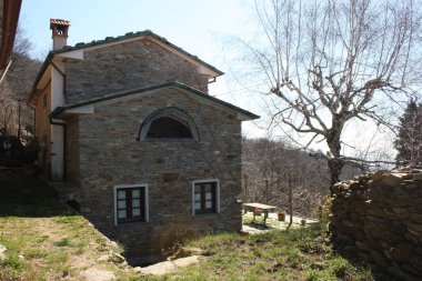 belirli bir evin yapısı. pencereler ve kapılar mutlu bir yuva için bir gülümseme oluşturmak gibi görünüyor doğada taş ev