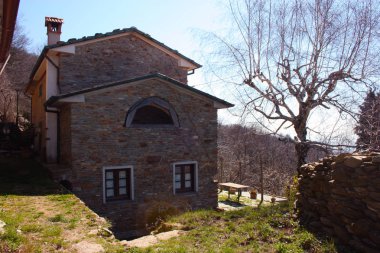 belirli bir evin yapısı. pencereler ve kapılar mutlu bir yuva için bir gülümseme oluşturmak gibi görünüyor doğada taş ev