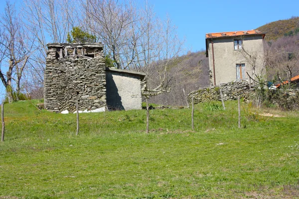 Aldeia abandonada e casas solitárias vazias. gramado verde em um dia de primavera ensolarado em Cerreta San Nicola — Fotografia de Stock